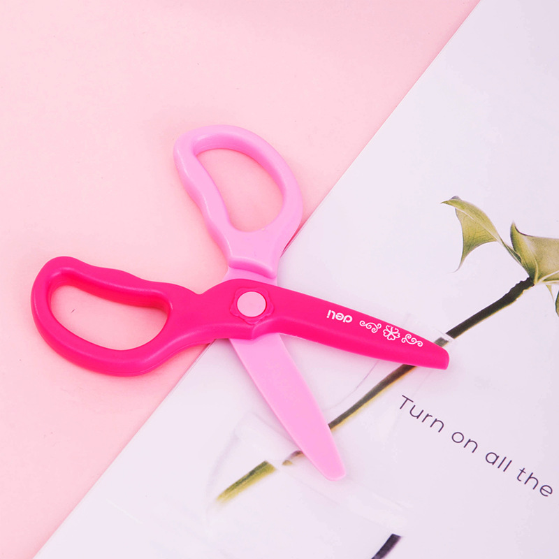 Picture of Deli stationery 6067 children's scissors hand origami student scissors Kindergarten paper-cutting knife plastic scissors wholesale