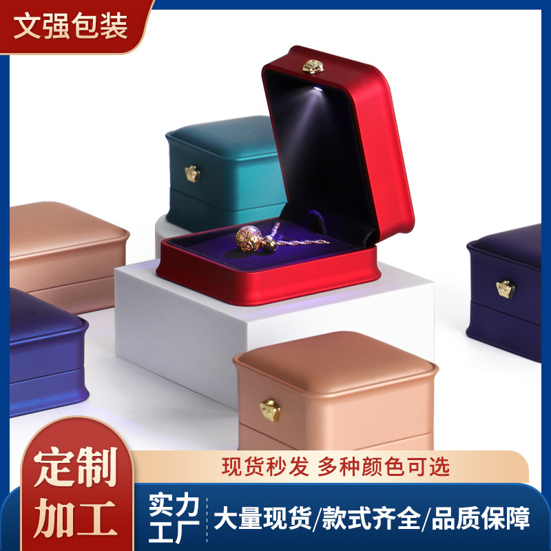 Crown LED light jewelry box diamond ring box pendant necklace box bracelet box with light jewelry box wholesale