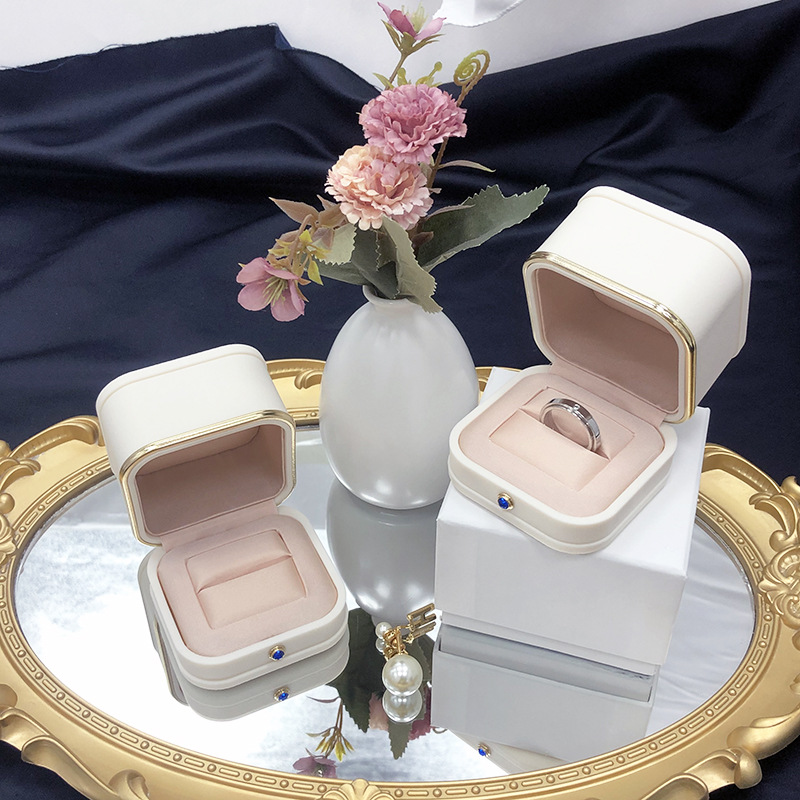 Source Manufacturer White Rounded Gold Buckle Gold Edge Pu Jewelry Box Fashion Jewelry Storage Box Jewelry Ring Gift Box