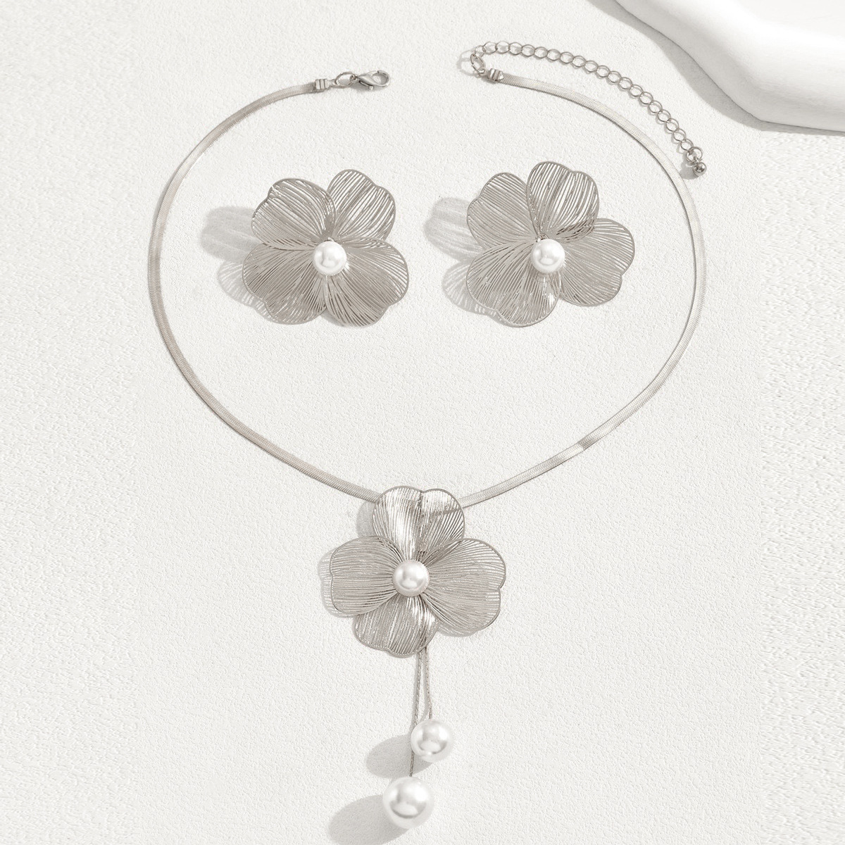 Picture of European and American Cross-border Women's Necklace Earrings suit All-match Flower Inlaid Pearl Design Niche Long Clavicle Chain