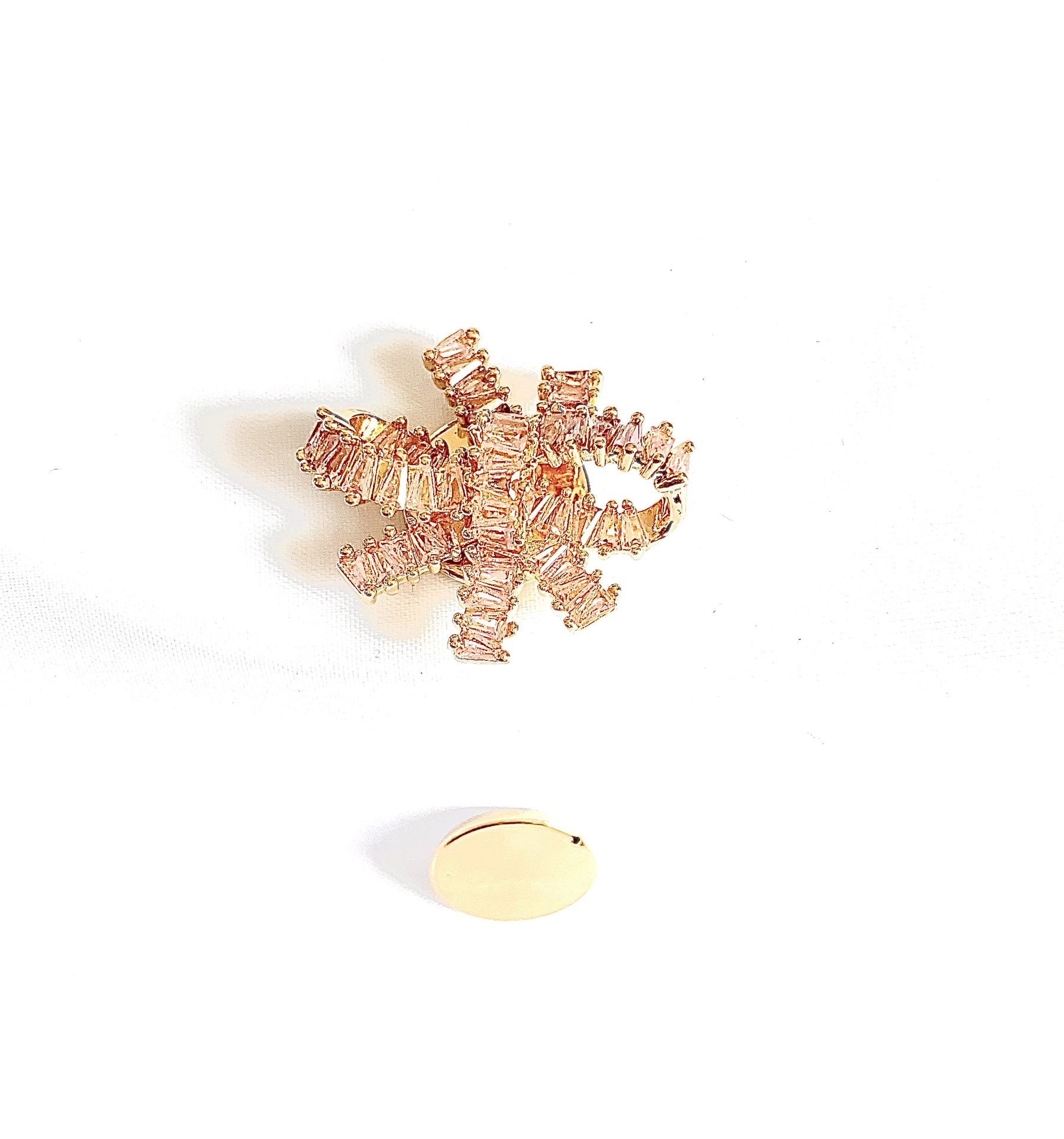 Picture of New Petal Geometric Gradient Zircon Anti-Light Brooch Diamond-Set Shiny All-Match Fashionable Luxury Accessories Women