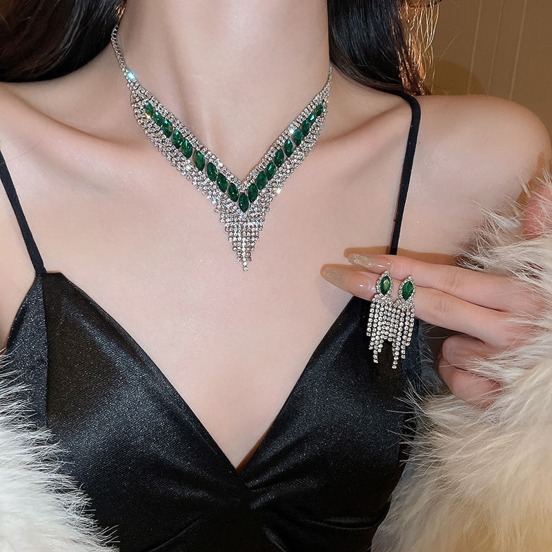 Picture of European and American light luxury high-end zircon jewelry suit necklace niche retro clavicle chain fashion Joker jewelry wholesale