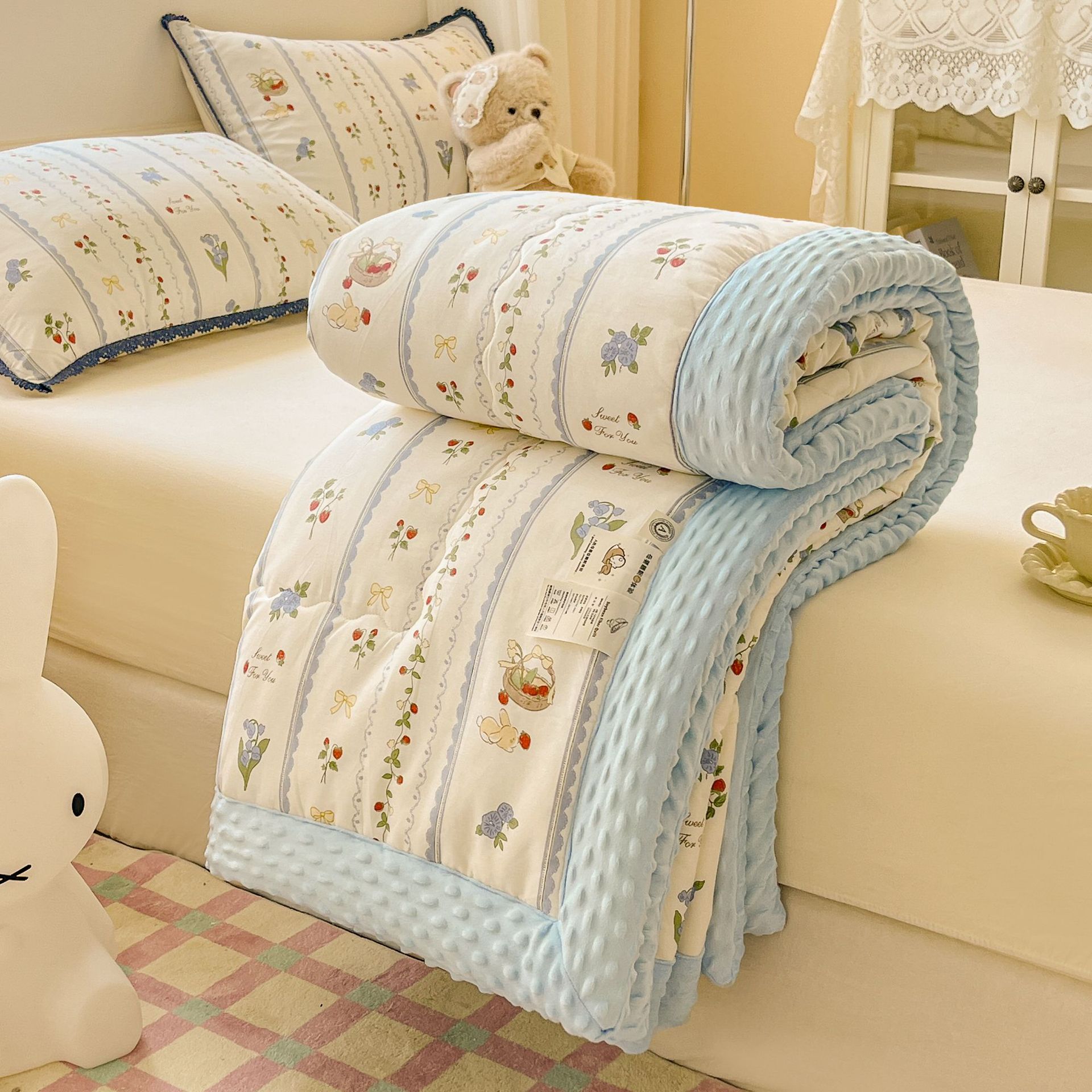 Picture of Class A cotton pea quilt household skin-friendly single double spring and autumn quilt thickened warm winter quilt thin air conditioning quilt wholesale