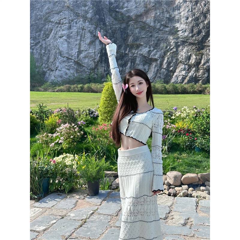 2025 New Summer Knitted Long-Sleeved Round Neck Top and Skirt Two-Piece Set Versatile Fashionable Elegant Wear Suit for Women