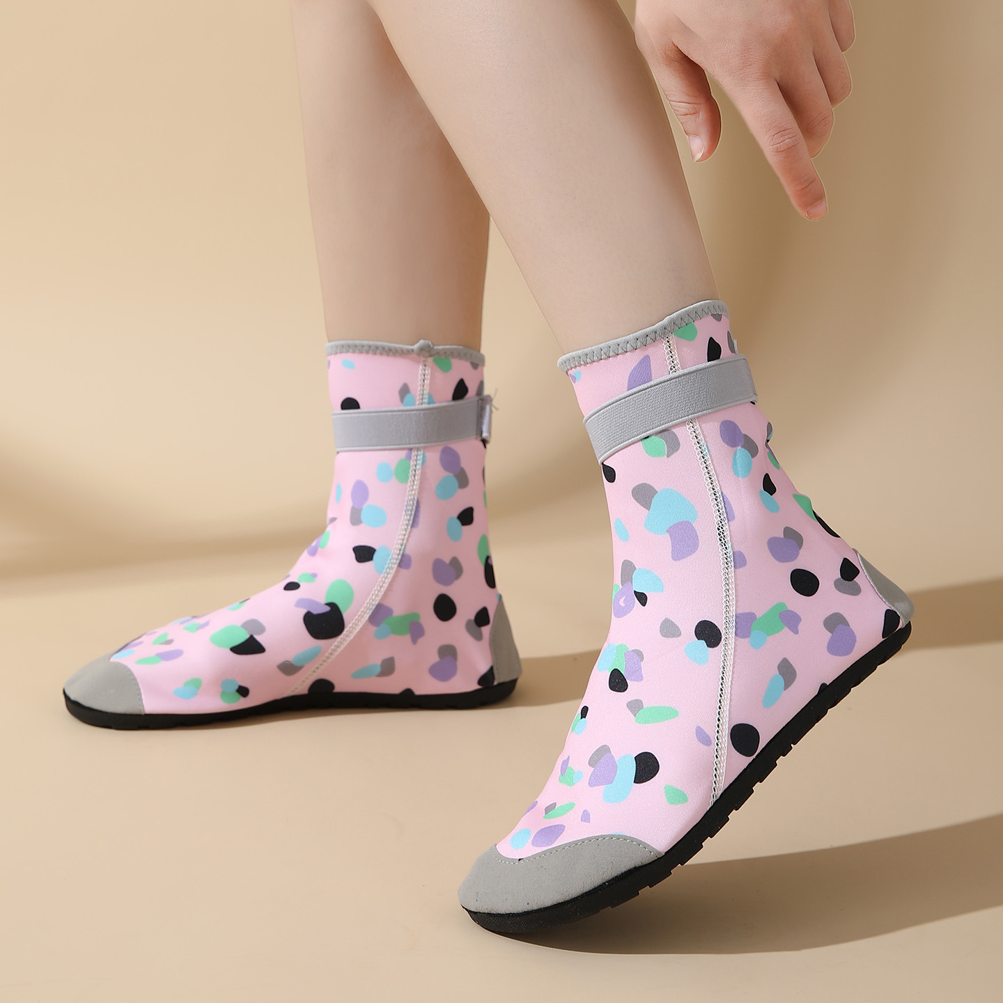 Picture of High-Top Kidsren's Beach Shoes, Adult Non-Slip and Anti-Cut Diving Shoes, Snorkeling Shoes, Swimming and Wading Baby Beach Socks