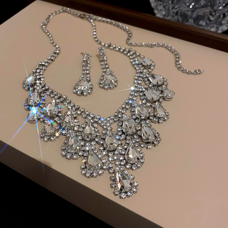 Picture of European and American light luxury high-end zircon jewelry suit necklace niche retro clavicle chain fashion Joker jewelry wholesale
