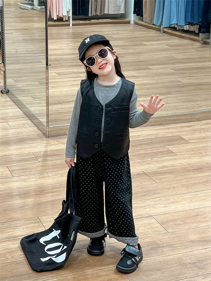 Picture of Korean Style Children's Niche Design Fashionable PU Leather Vest Autumn 2024 New Style Trendy Cardigan Vest for Boys and Girls