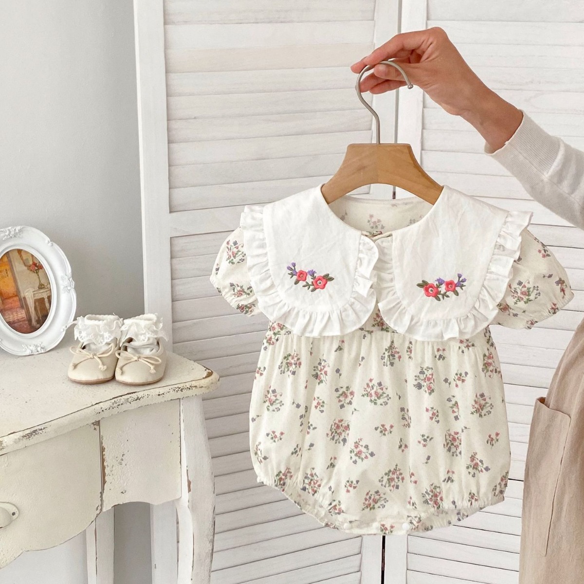 Picture of 2025 Western Style Baby Summer Jumpsuit Floral Triangle Hoodie Embroidered Large Lapel Short-Sleeved Baby Girl