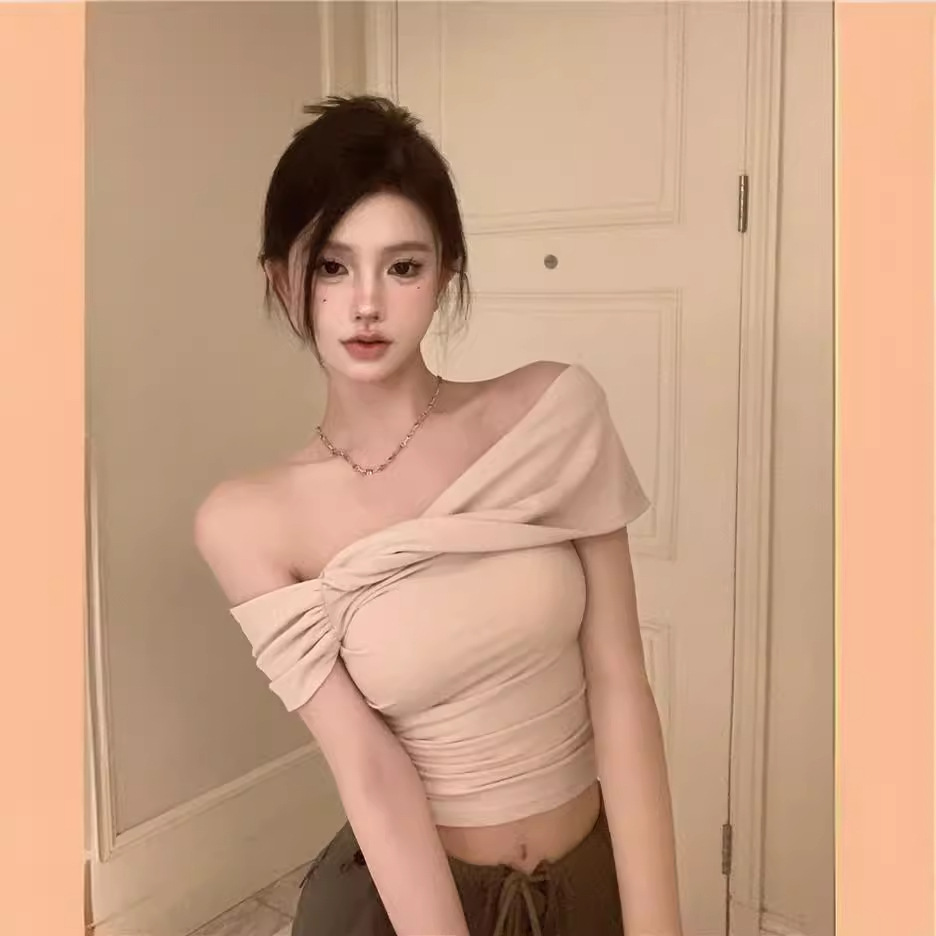 Twist One-Shoulder Short-Sleeved T-Shirt for Women Summer 2024 New Design Sexy Off-Shoulder Tight Short Top