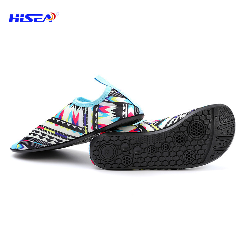 Picture of Snorkeling Quick-drying Swimming Skin-sticking Shoes for Boys and Girls Anti-slip Anti-cutting Wading Shoes Diving Outdoor Beach Socks Shoes