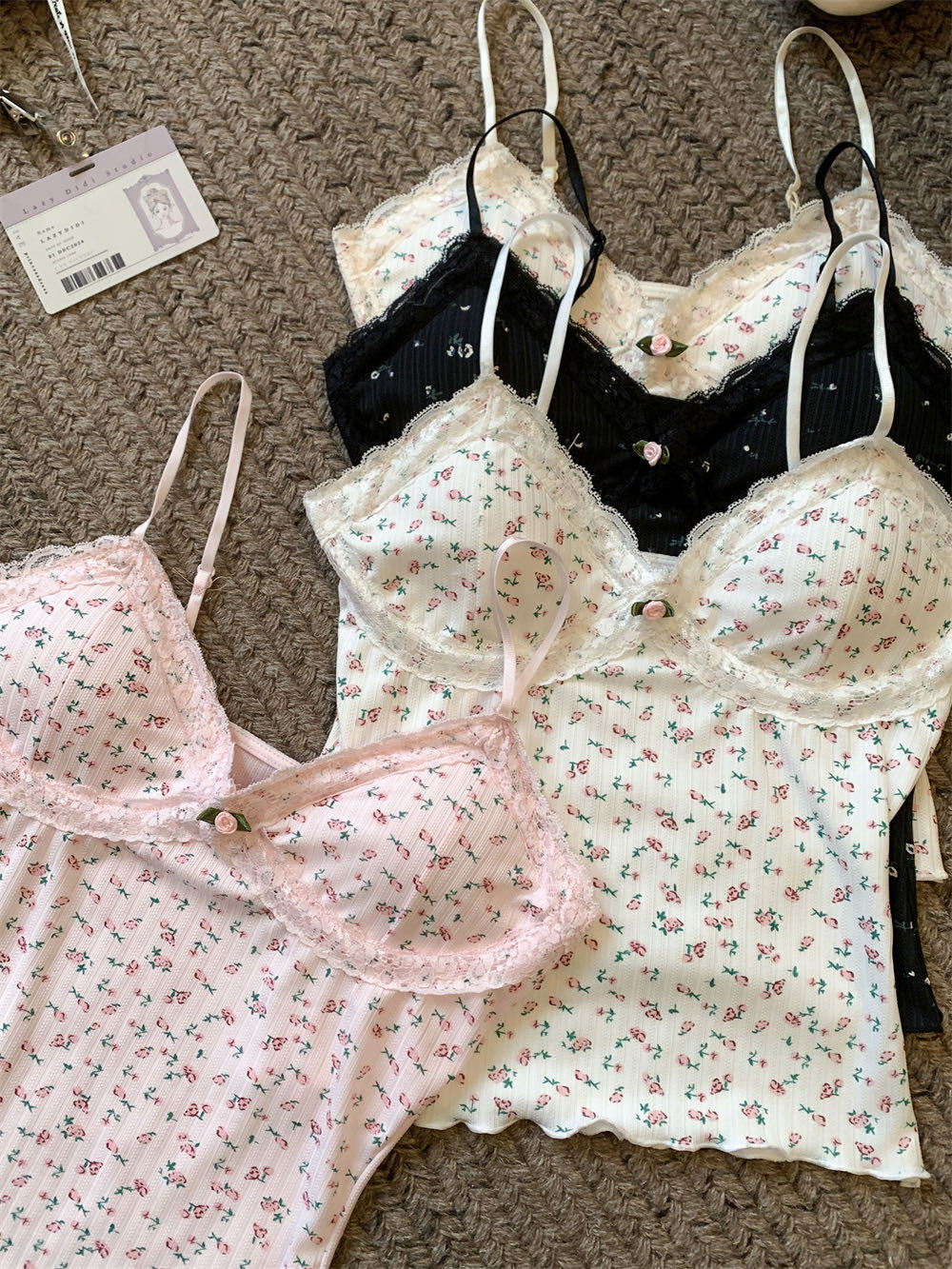 Spring and Summer New 2025 Inner Small Floral Camisole Women's Outer Wear Slim-fit One-piece Cup Chest-showing Base Top Trendy