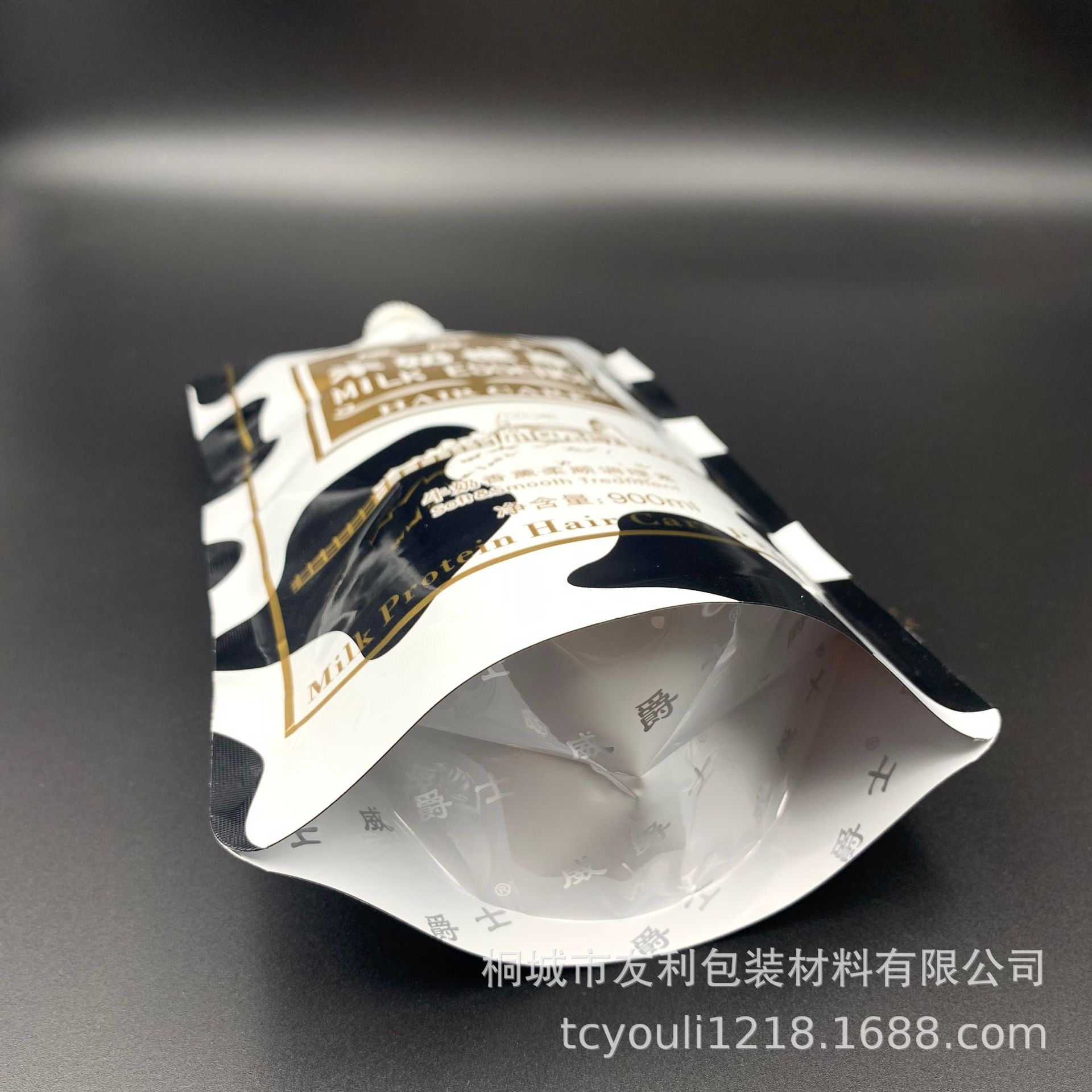 Picture of Supply 900ml hair conditioner packaging bag hairdressing supplies self-standing nozzle bag hair film inverted film aluminum foil packaging bag