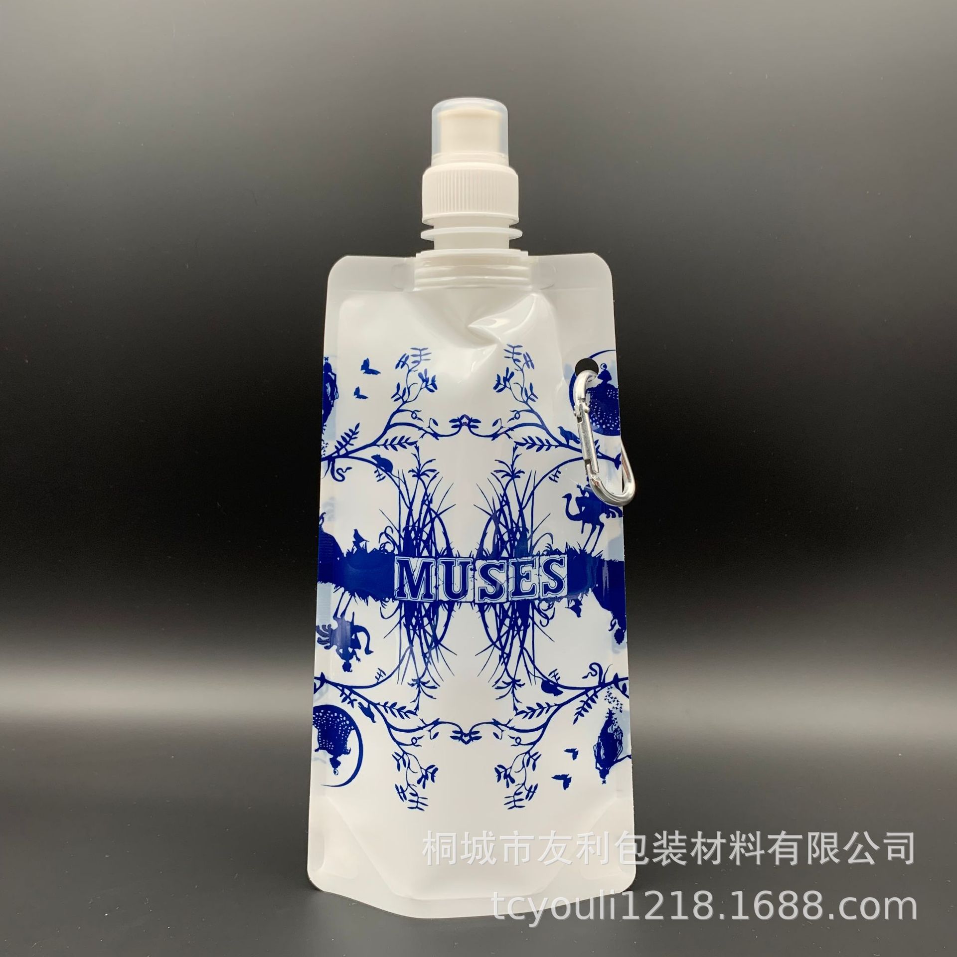 Picture of Customized Blue and White Porcelain Self-Standing Spout Bag, Outdoor Cycling Portable Foldableing Water Bag with Carabiner