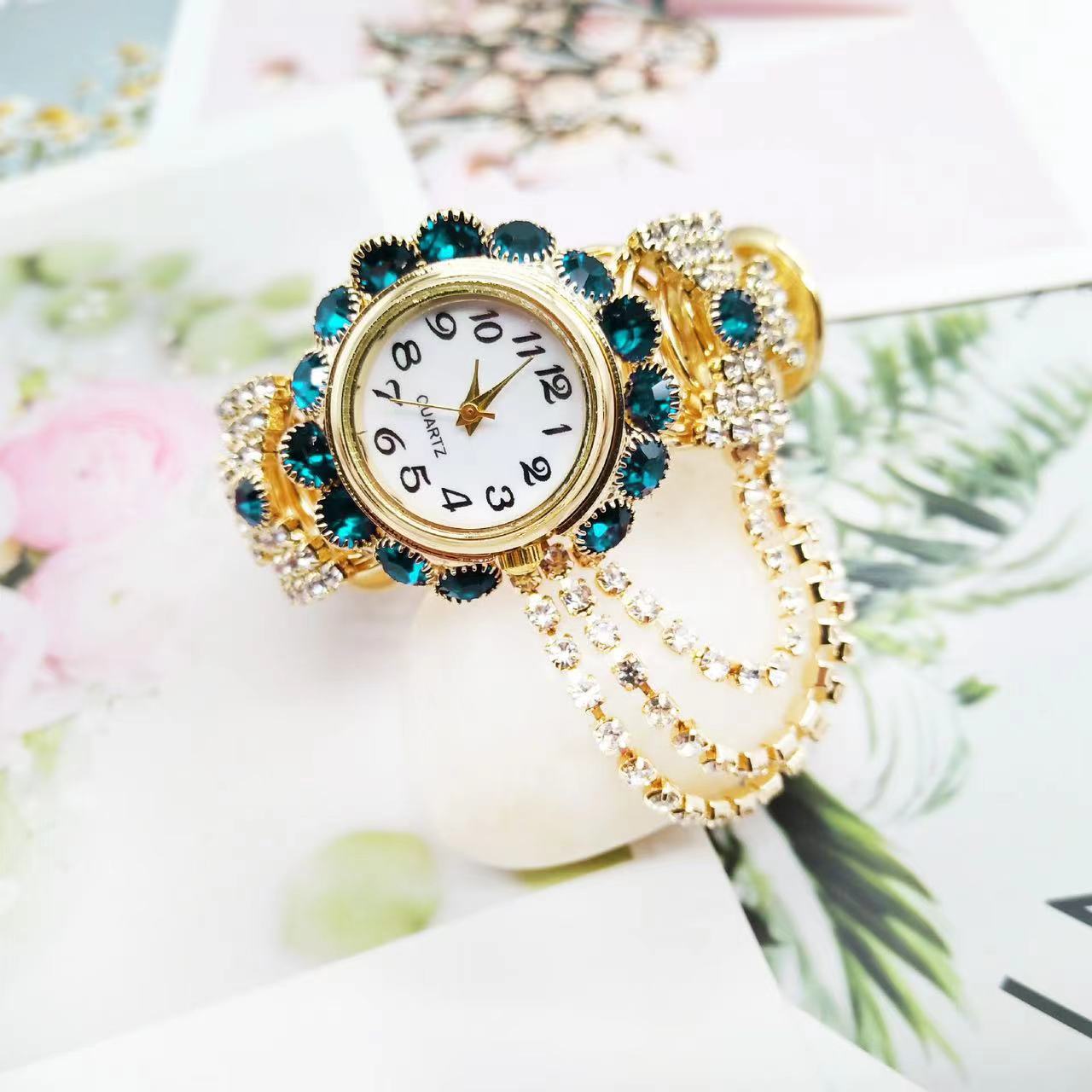 Picture of TikTok New Korean Style Women's Diamond Elegant Quartz Watch Fashion Alloy Bracelet Watch Women's in stock Wholesale