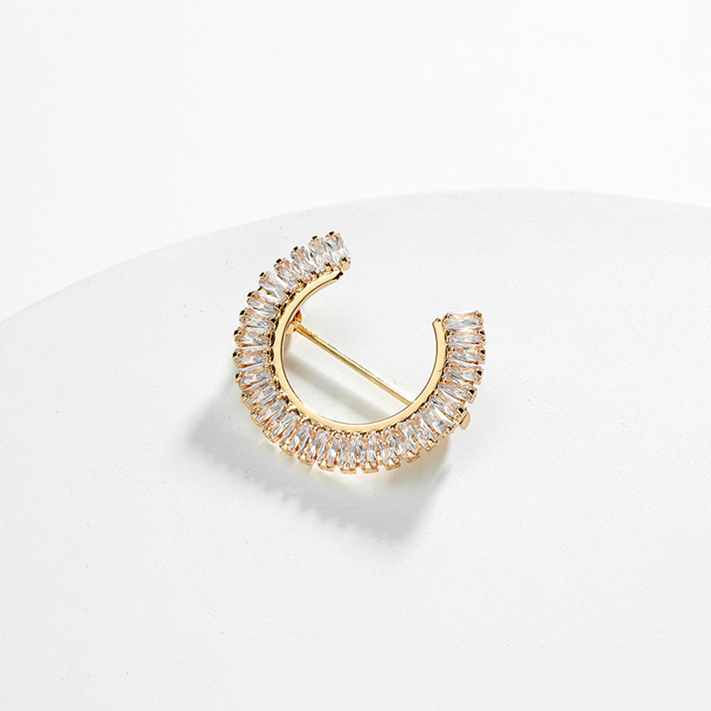 Curved Anti-Glare Small Brooch, High-End Women's Simple Suit Pin, Fixed Clothes Artifact Buckle, Luxurious and Atmospheric Accessory