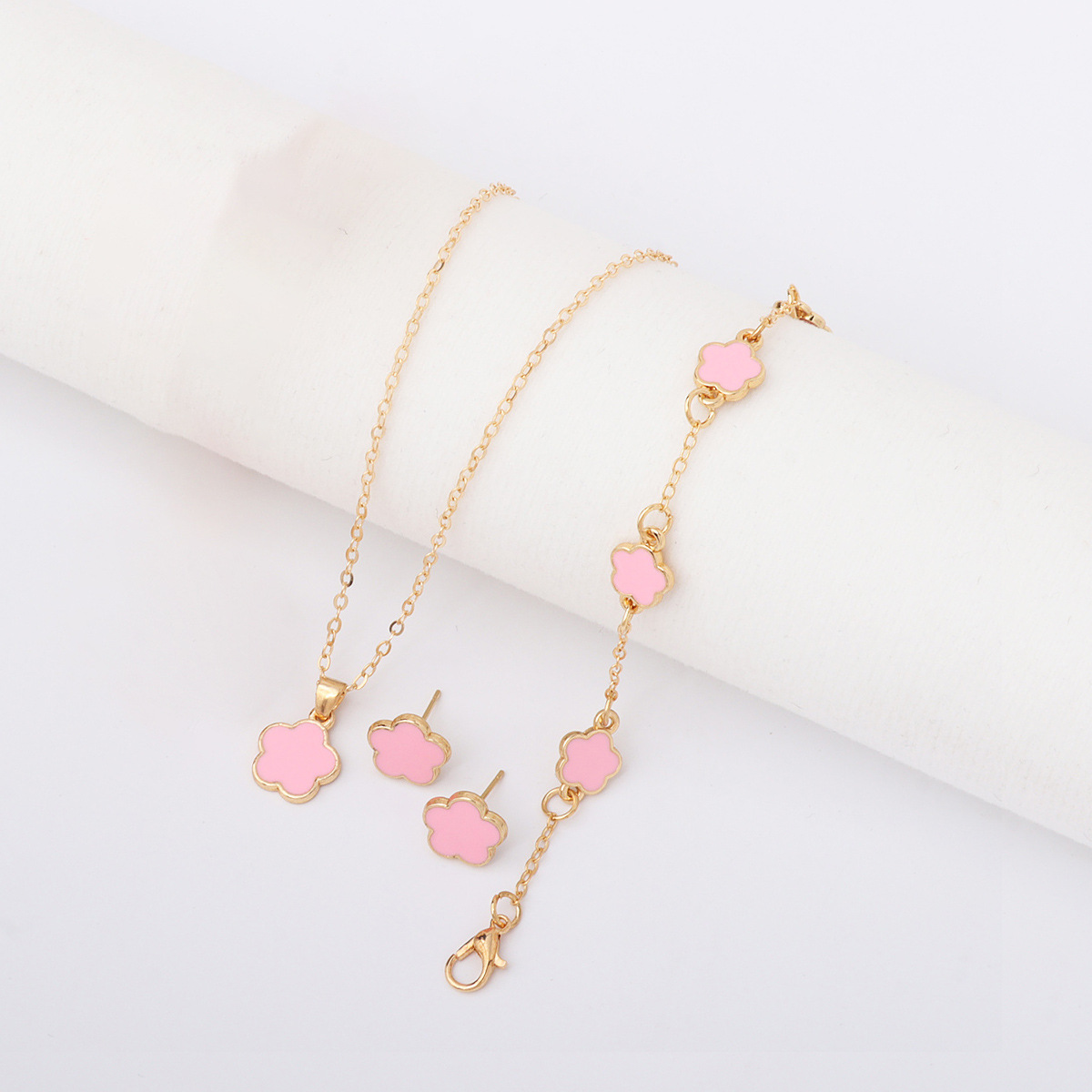 Picture of 2025 New Cross-Border Personalized Five-Leaf Clover Simple and Versatile Plum Blossom Necklace Bracelet Jewelry Set Manufacturer Wholesale