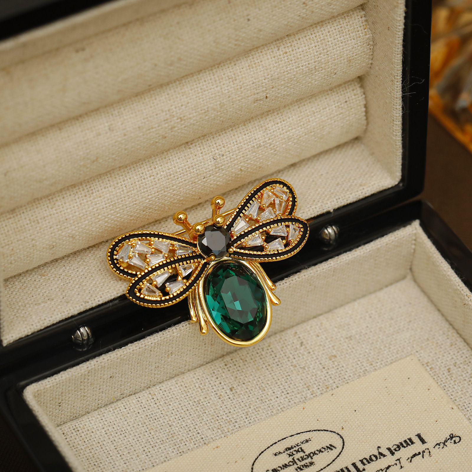 Picture of Emerald Bee Brooch High-end Wedding Accessories Niche Fashion Retro Pin Anti-light Women's Copper Gold Plated