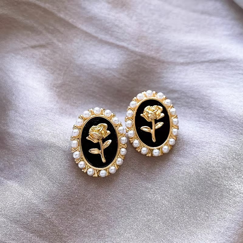 Black and White Camellia Pearl Earrings Women's Retro Hong Kong Style Artistic Light Luxury High-end Ear Studs Niche Design Earrings