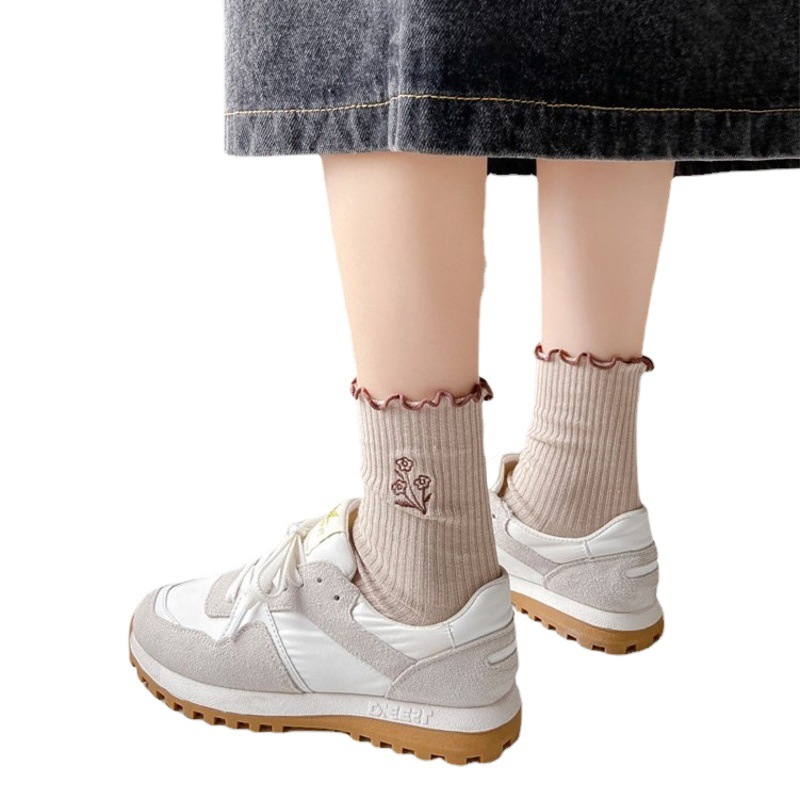 Women's socks autumn and winter New Korean style brown wooden ear embroidered flower vertical stripe combed cotton mid-calf length socks Internet celebrity pile socks