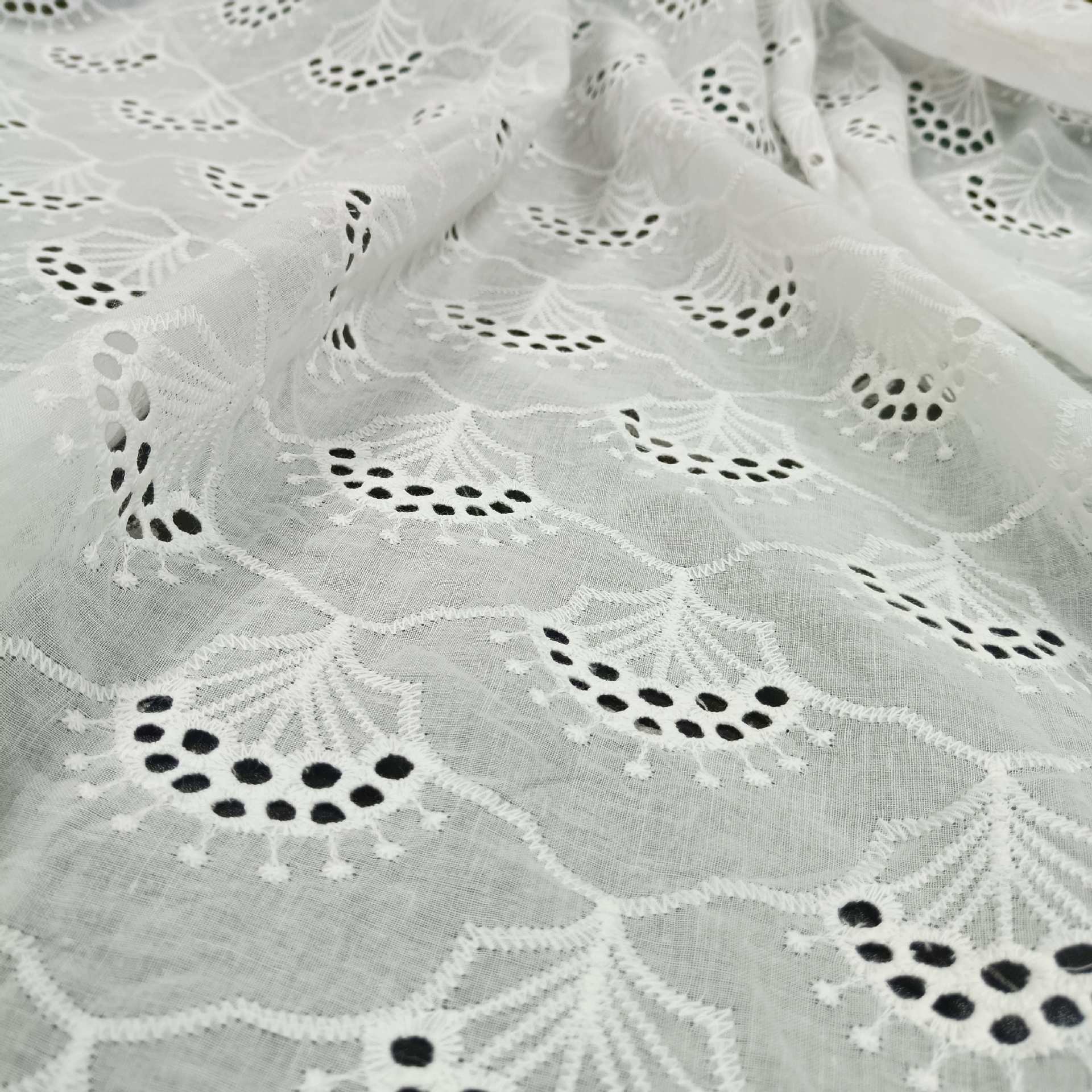 All-Cotton Hollow Embroidery Fabric with a Variety of Flowers, Hollow White Texture 9088 Base Fabric, Spring and Summer Lace Thin Style in Stock