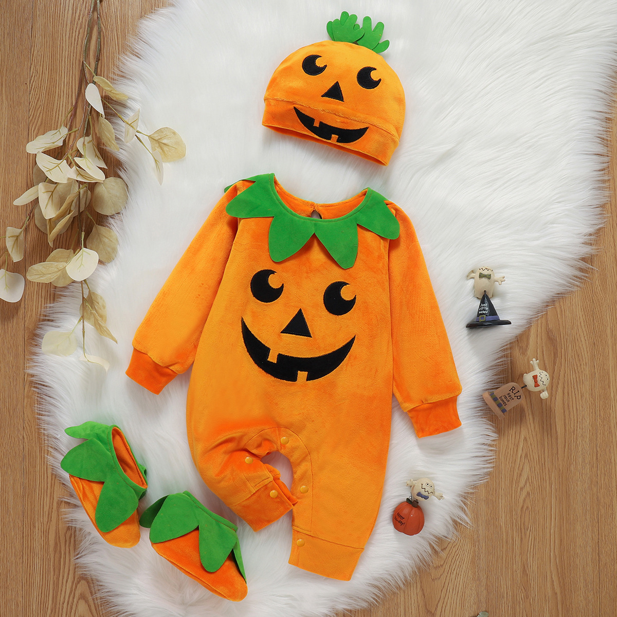 Autumn and Winter European and American Halloween new baby baby jumpsuit pumpkin long sleeve romper send hat socks three pieces