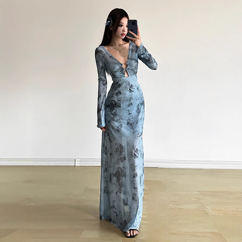 Pure sexy hollow design V-neck dress summer 2025 new waist slimming pleated layered dress