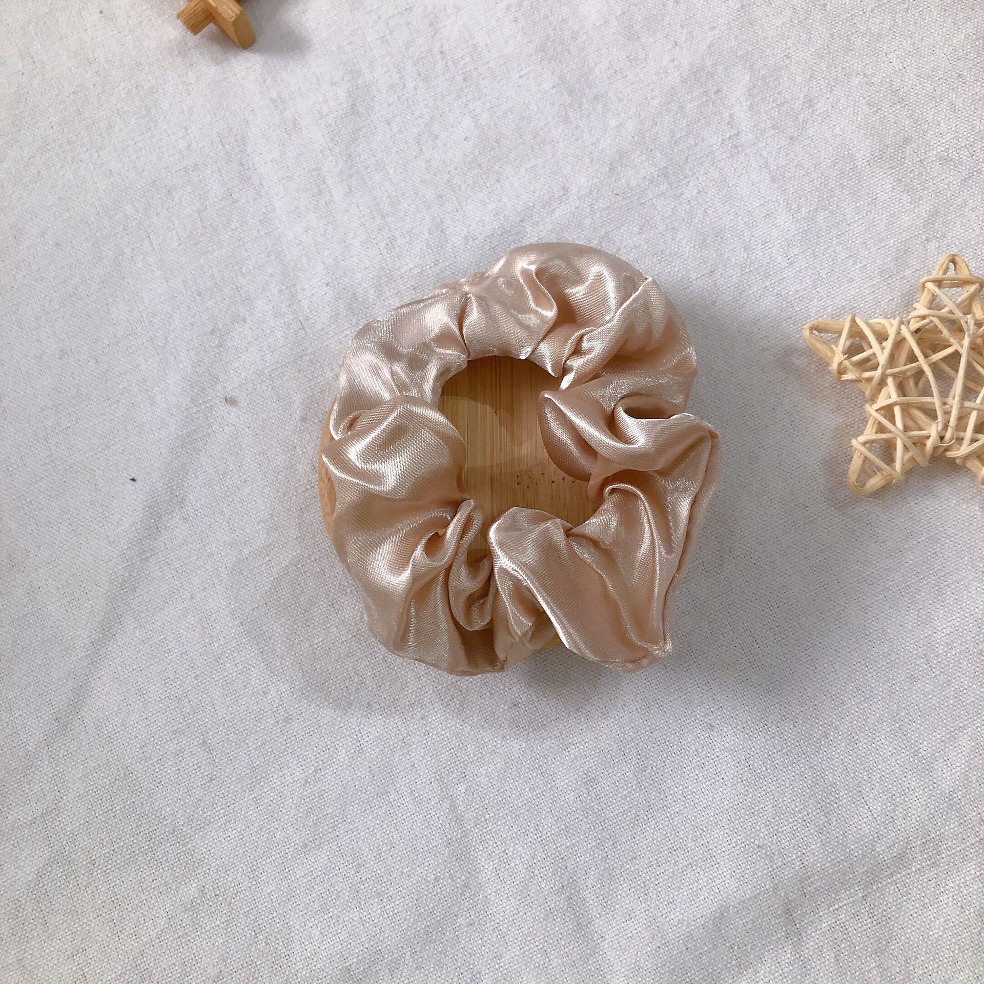 Picture of Cross-Border Amazon Satin Fabric Satin Scrunchie for Women, High-End Bun Hair Tie