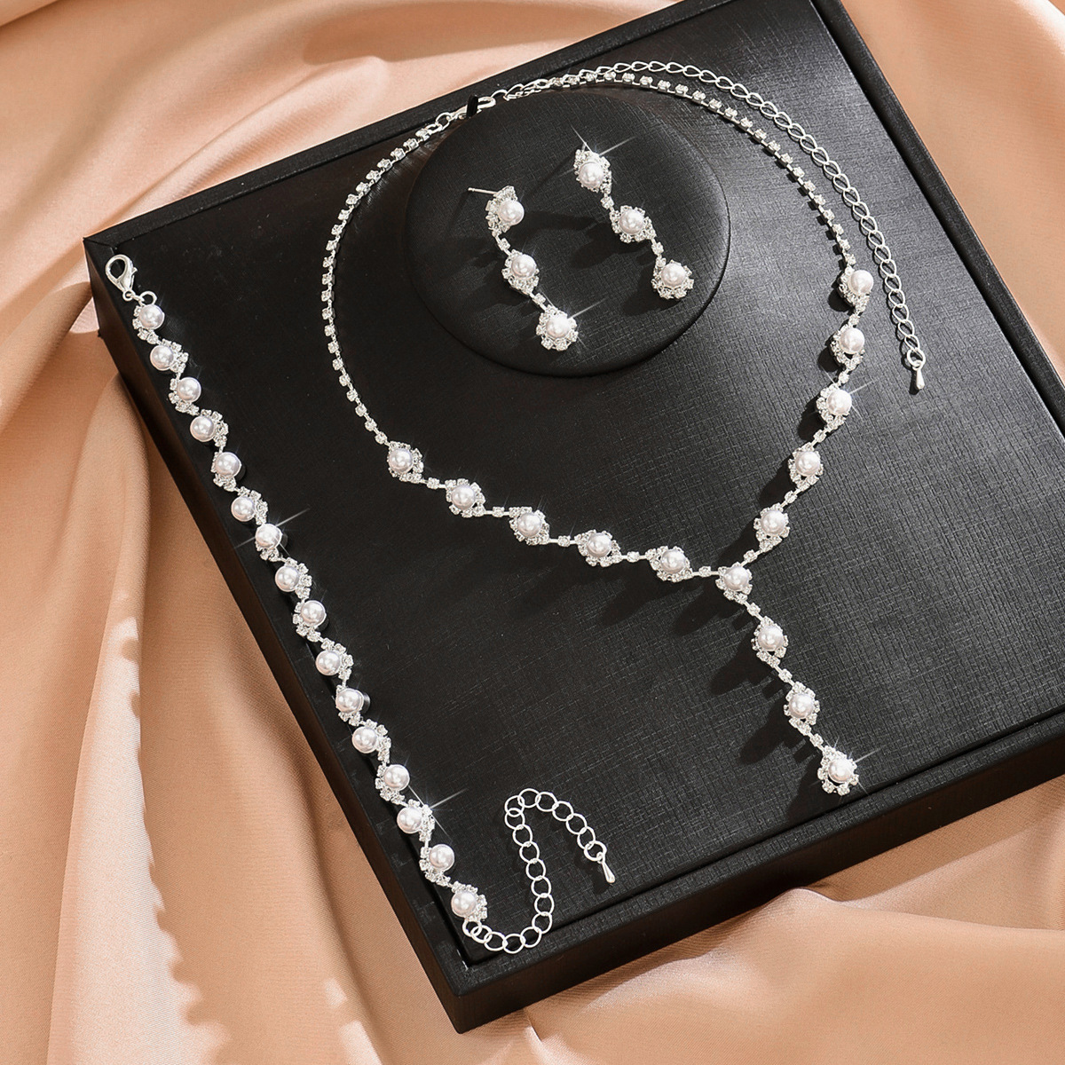Picture of European and American Cross-Border Fashion Women's Necklace Pearl Set Rhinestone Creative Personalized Jewelry Bridal Jewelry Small Fragrance
