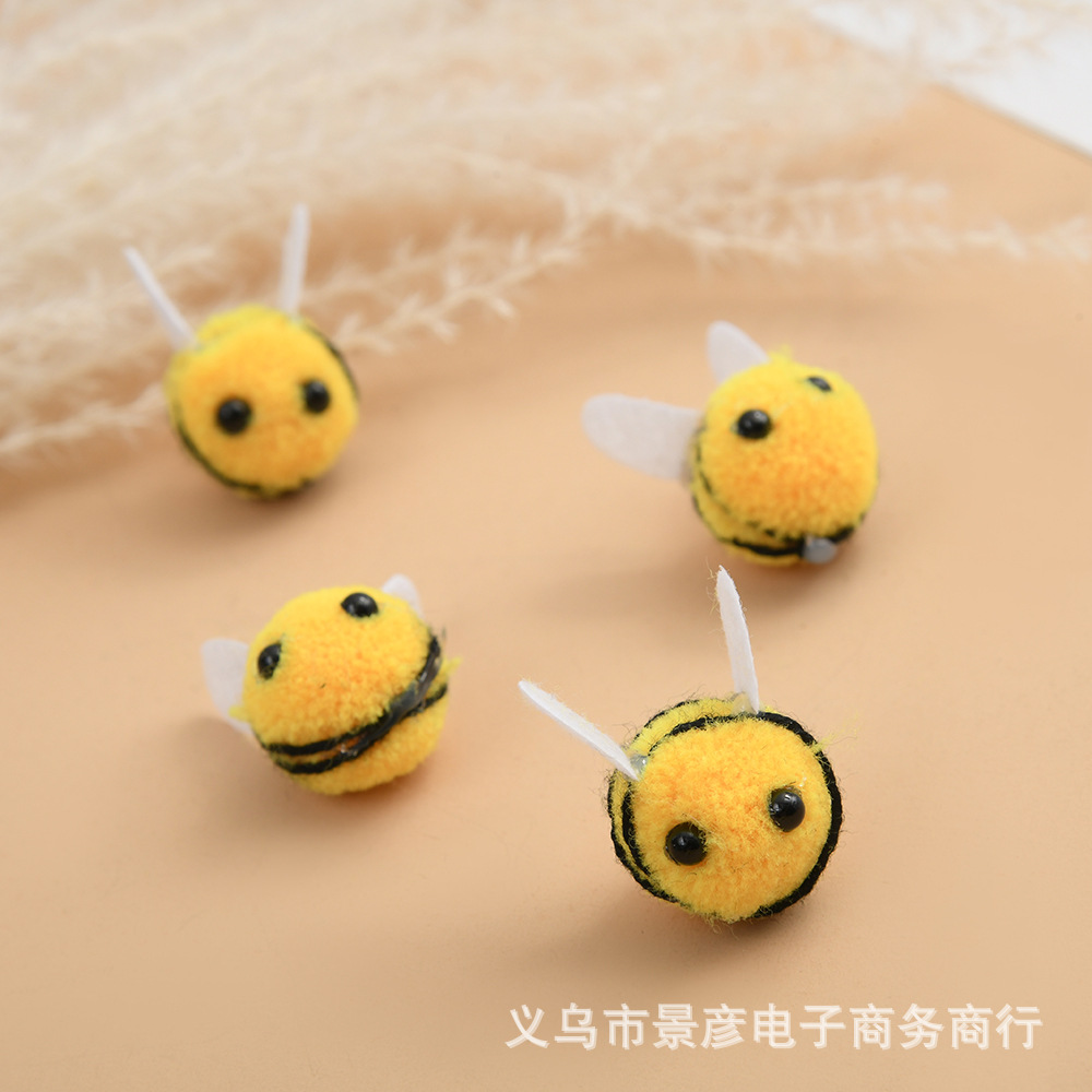 Picture of Cute Little Bee Decoration Cashmere Round Pom-Pom Handmade Finished Product Cartoon 3D Animal Trinket