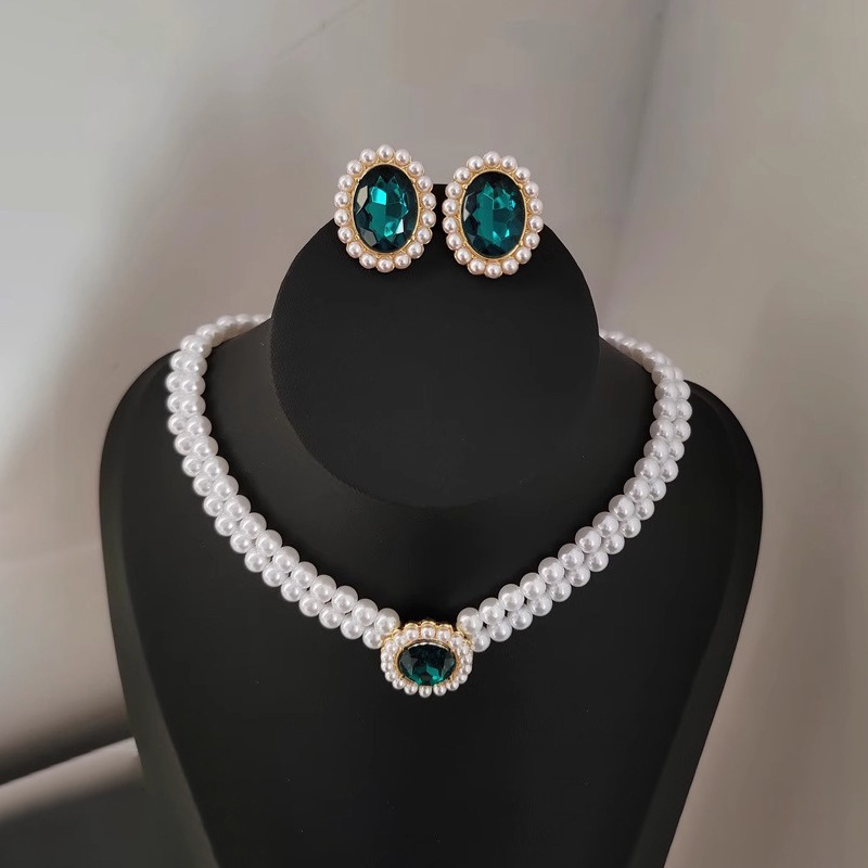 European and American Retro Palace Style Emerald Necklace Earring Set Women's Elegant Hong Kong Style Neck Chain Clavicle Chain Wholesale