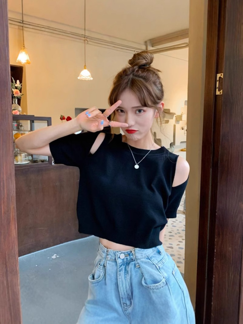 Summer 2025 New Internet Celebrity Ice Silk Short-sleeved Shoulder T-shirt Women's Ins Design Sense Short Cropped Top Trendy