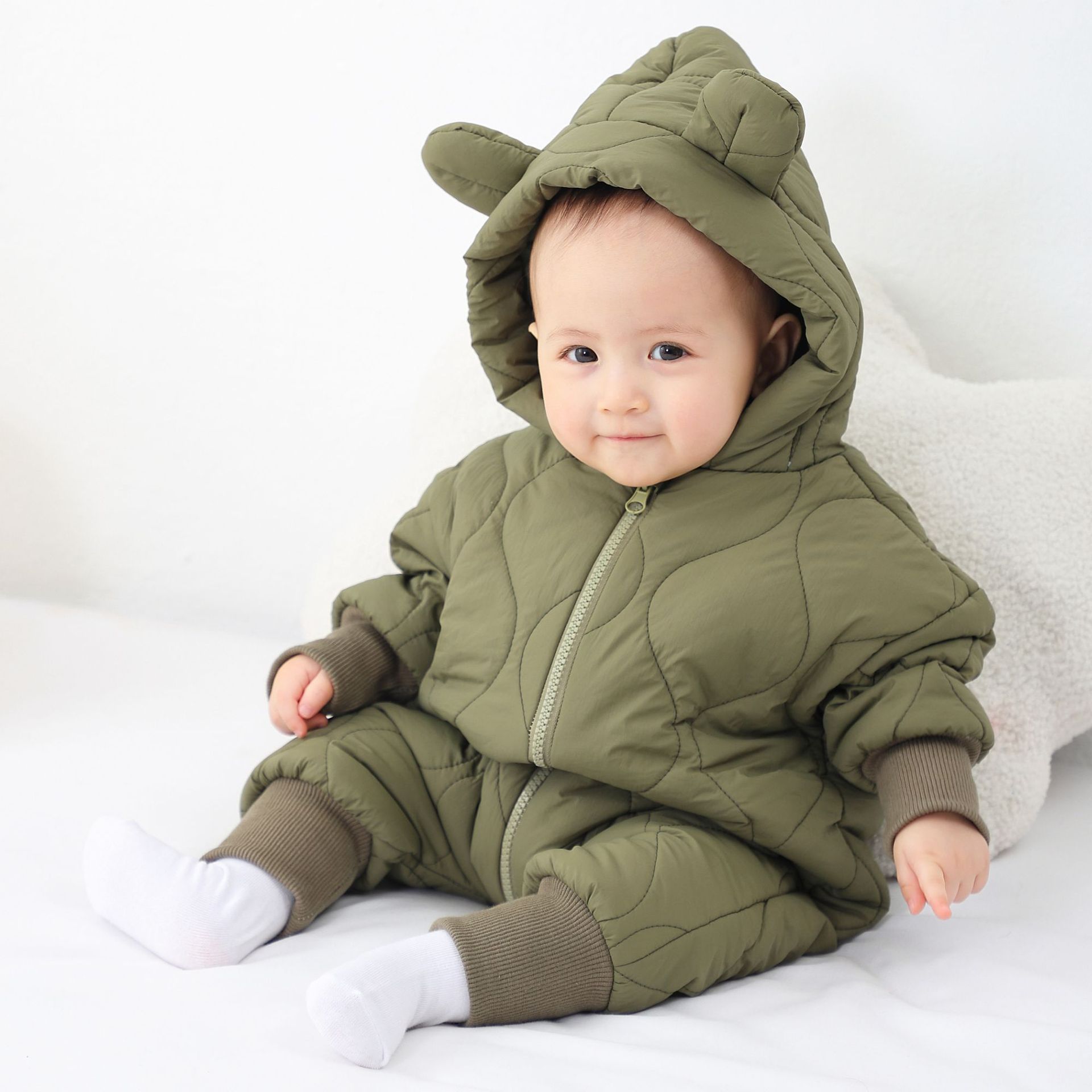 Picture of Autumn and winter newborn baby jumpsuit fleece-lined thickened baby winter cotton-padded jacket cotton-padded jacket going out clothes holding clothes