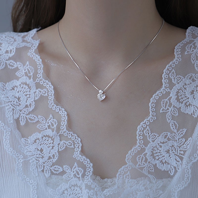 Little Swan Titanium Steel Necklace Women's Light Luxury Niche Collarbone Chain 2023 New High-end Light Luxury Pendant for Girlfriend