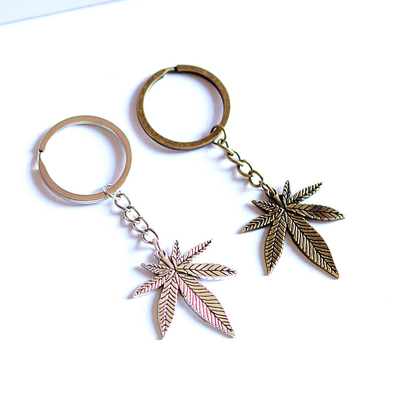 European and American jewelry AliExpress hot fashion 30mm key ring plated bronze ancient Silver Maple Leaf alloy keychain