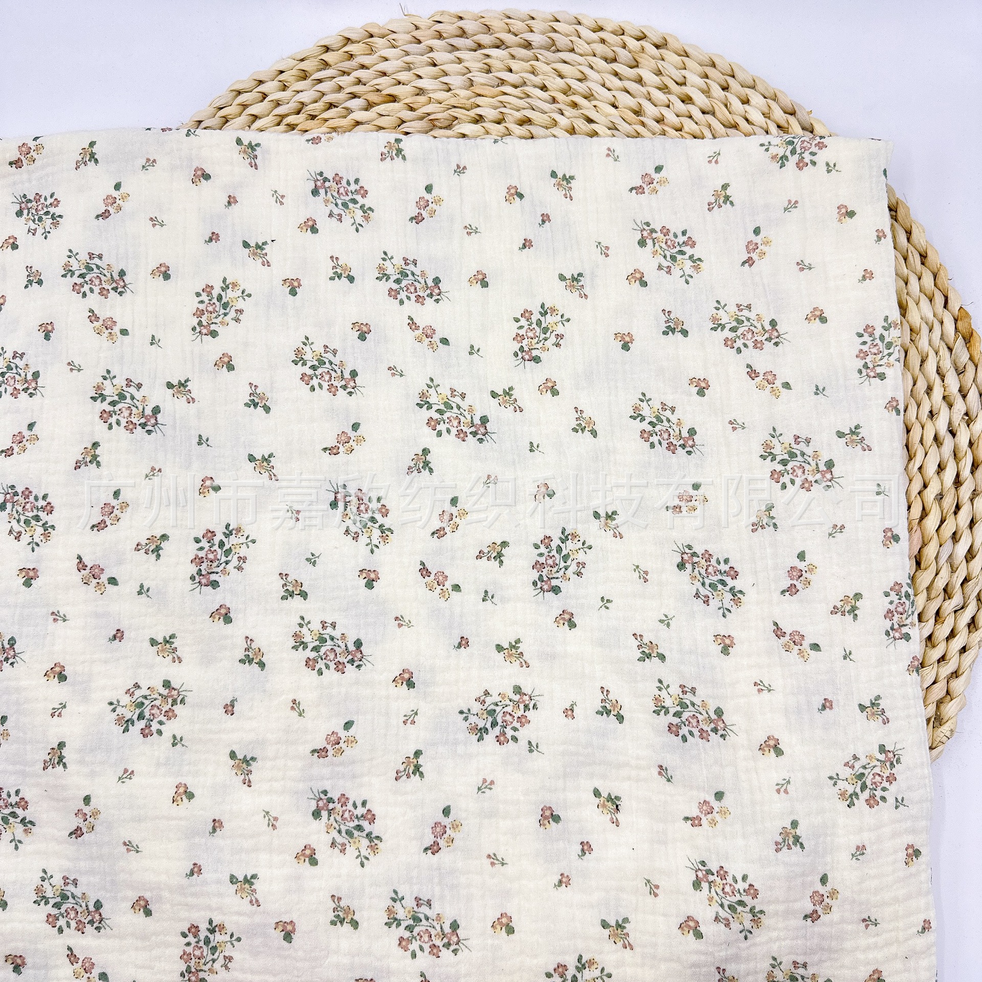 Large and medium-sized double-layer gauze muslin water-washed cotton small floral crepe nap blanket fabric blanket wrap towel fabric