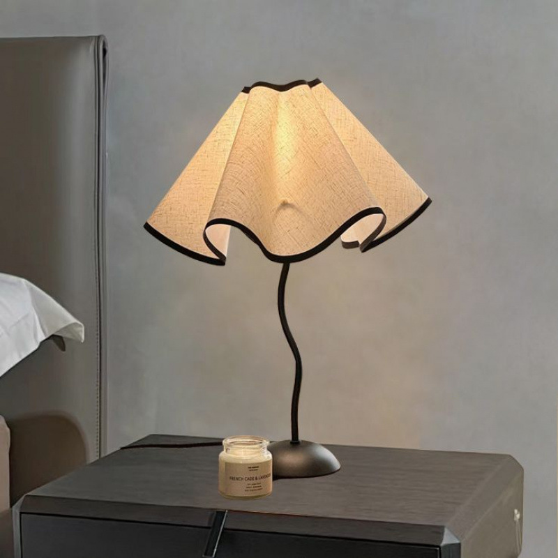 Petal retro table lamp ins high-end simple French romantic study bedroom ambient lights Internet celebrity Chinese bedside lamp