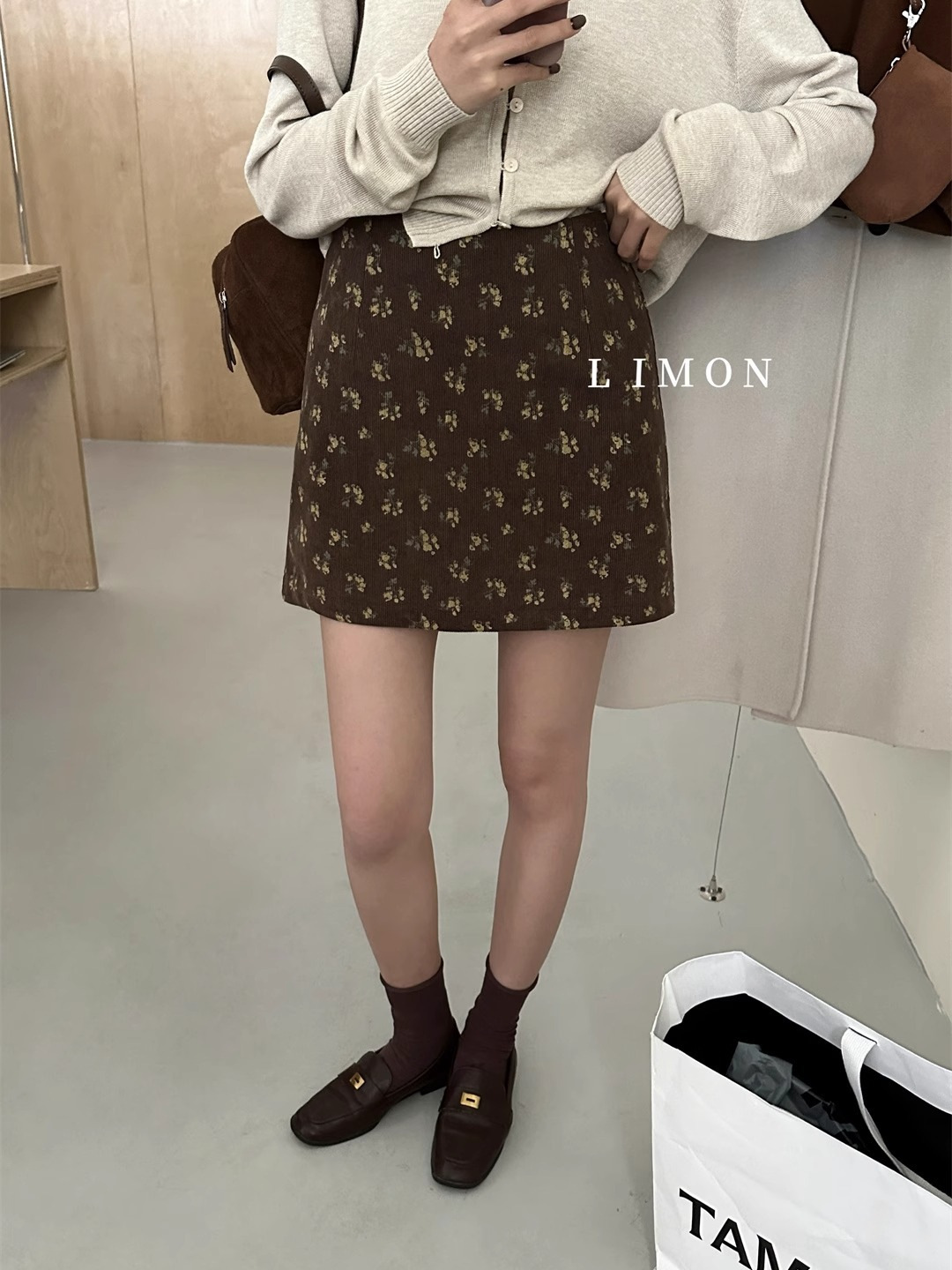 Vintage Floral Corduroy Skirt Women's 2024 Autumn and Winter New High Waist Fashionable All-match Slim A- line Hip Skirt