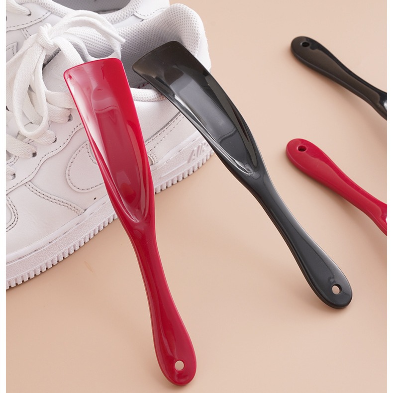 Plastic Small Shoehorn Can Be Hung Without Bending Over. Small and Portable Shoehorn for Household Use. Wholesale of Shoe Wearing Tool