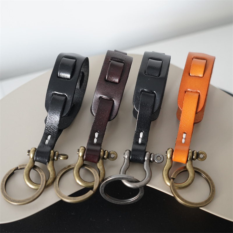 Cowhide hand-woven bracelet keychain pendant simple personality anti-wear car brass horseshoe buckle keychain