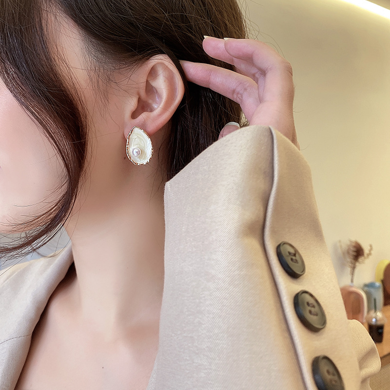Picture of 925 Silver Needle French Elegant Glaze Asymmetric Pearl Earrings Simple Temperament Baroque Retro Hong Kong Style B531
