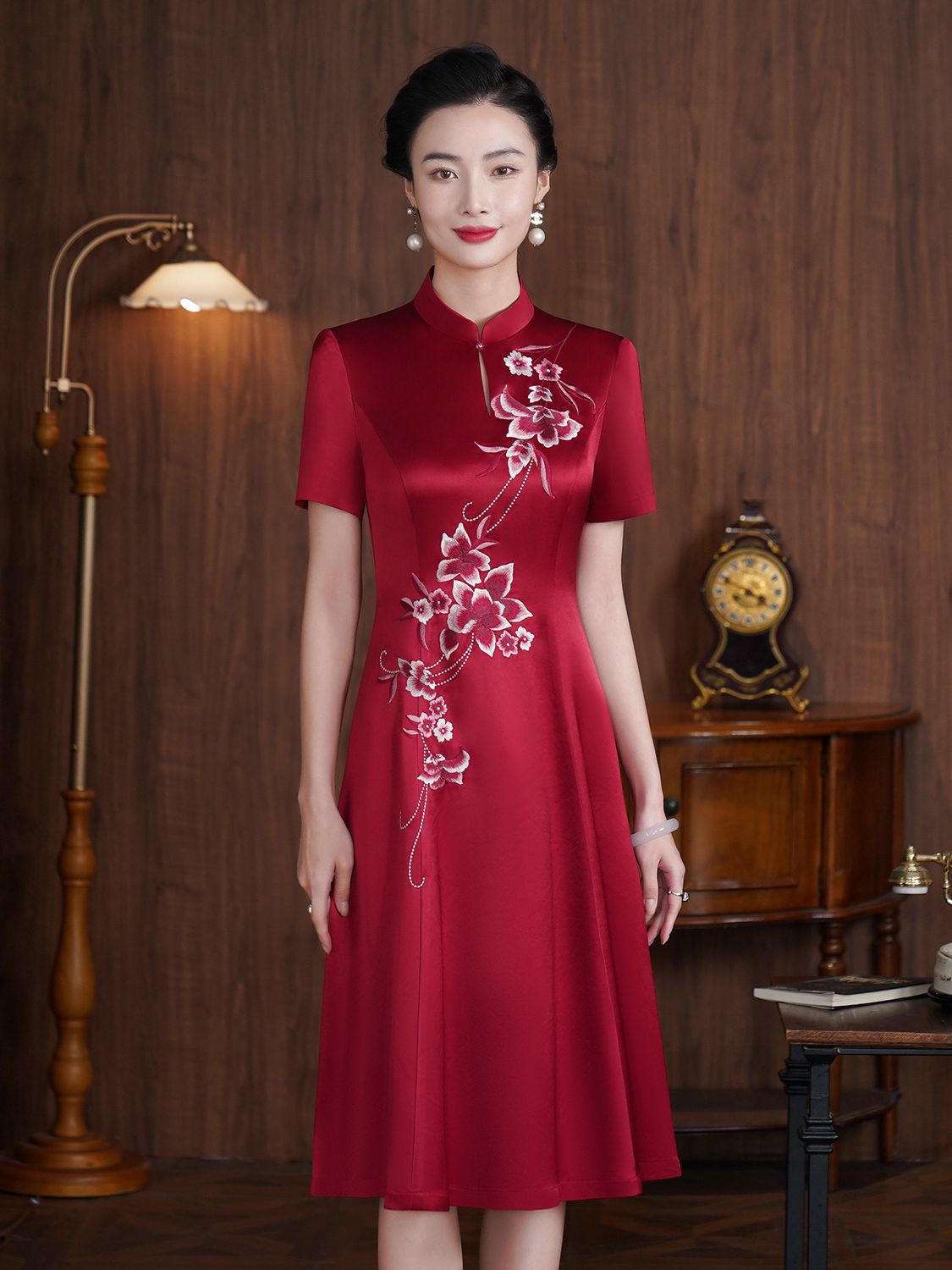 Shenzhen brand acetate cheongsam improved summer short sleeve plus size banquet dress Xi mother-in-law wear one-piece delivery