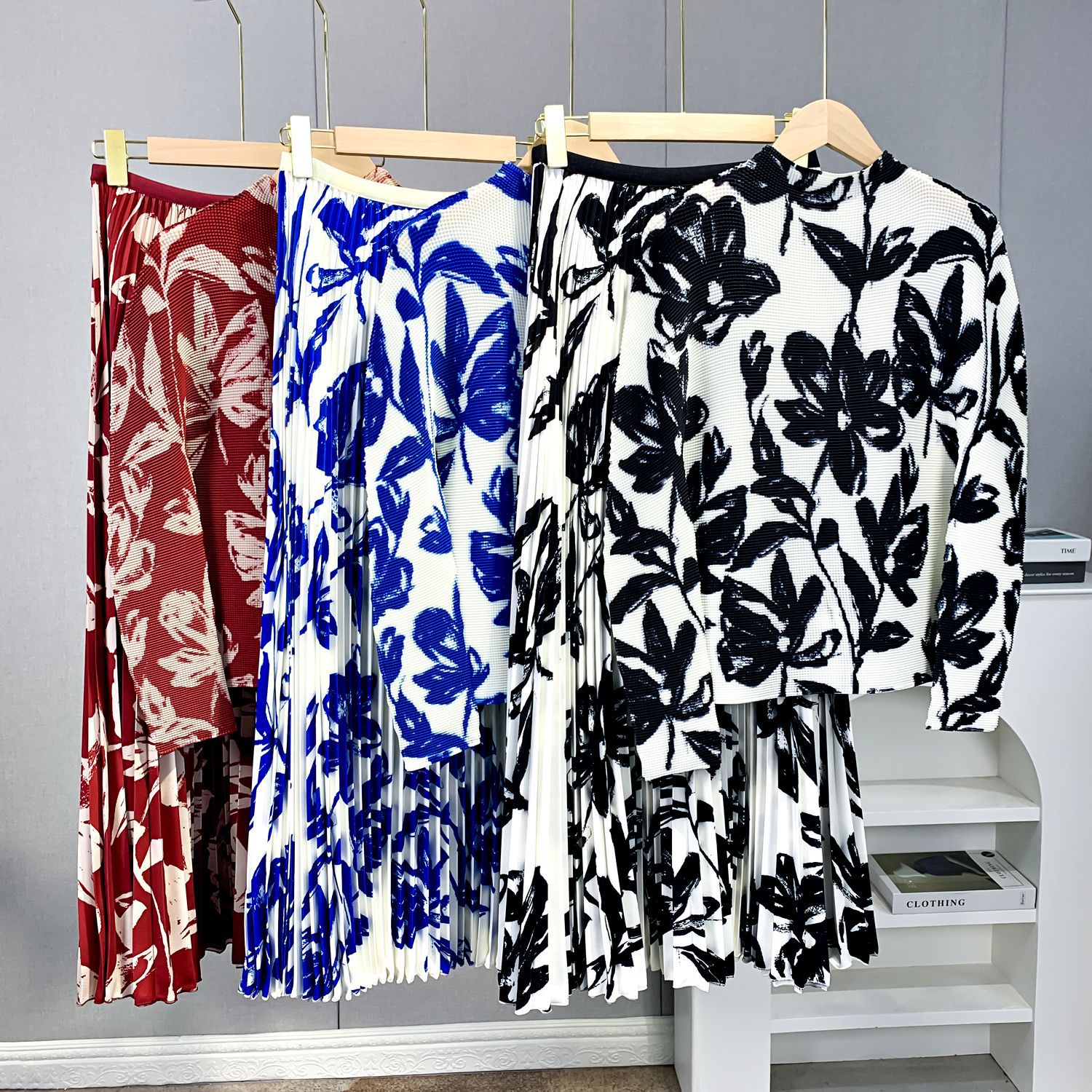 Fashion casual two-piece set 2024 spring new high-grade printed elegant high waist pleated skirt suit women