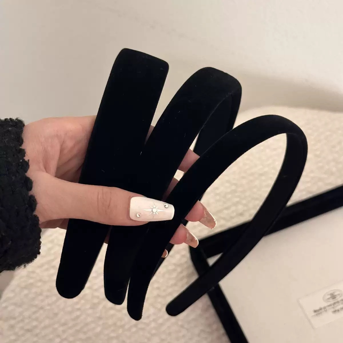 Korean Korean black velvet headband with wide-edge headband pressed hair clip, high-end French vintage headband that makes the face look fairer and smaller face