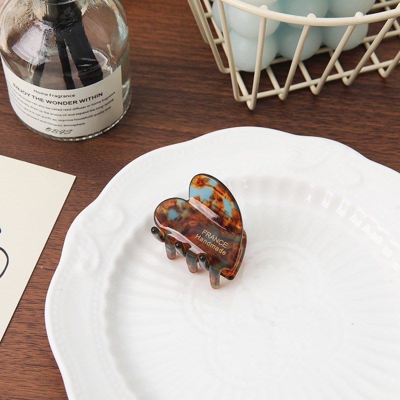 Picture of Tulip Cherry Grab Clip Premium 2024 New Maillard Grab Clip Cute Dalmatian Shark Clip Hair Accessories