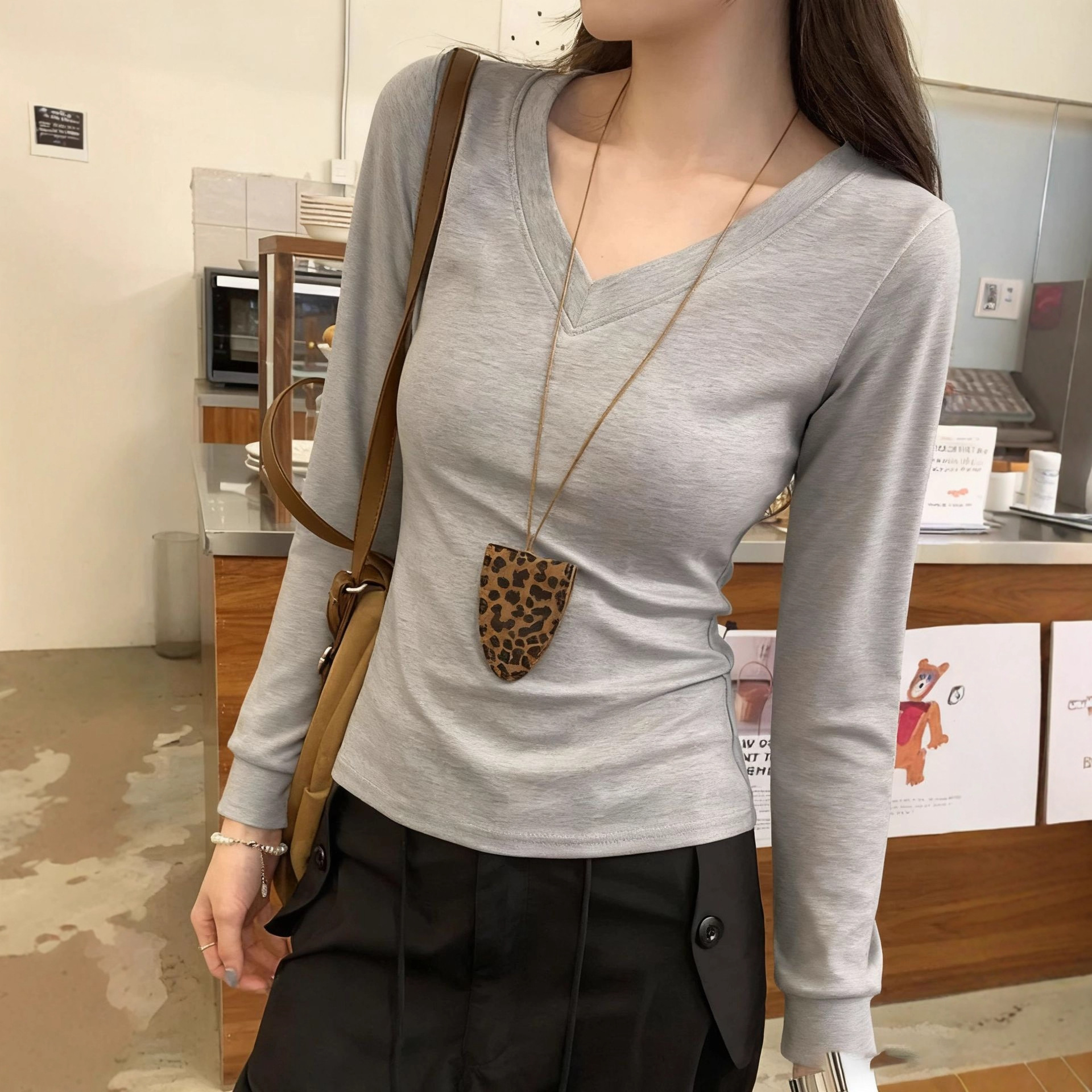 Picture of Solid Color Base Shirt with V-Neck Long-Sleeved Top Women's Spice Girls Shoulder Short T-Shirt Slim-Fit Waist-Tight Autumn Wear for Summer