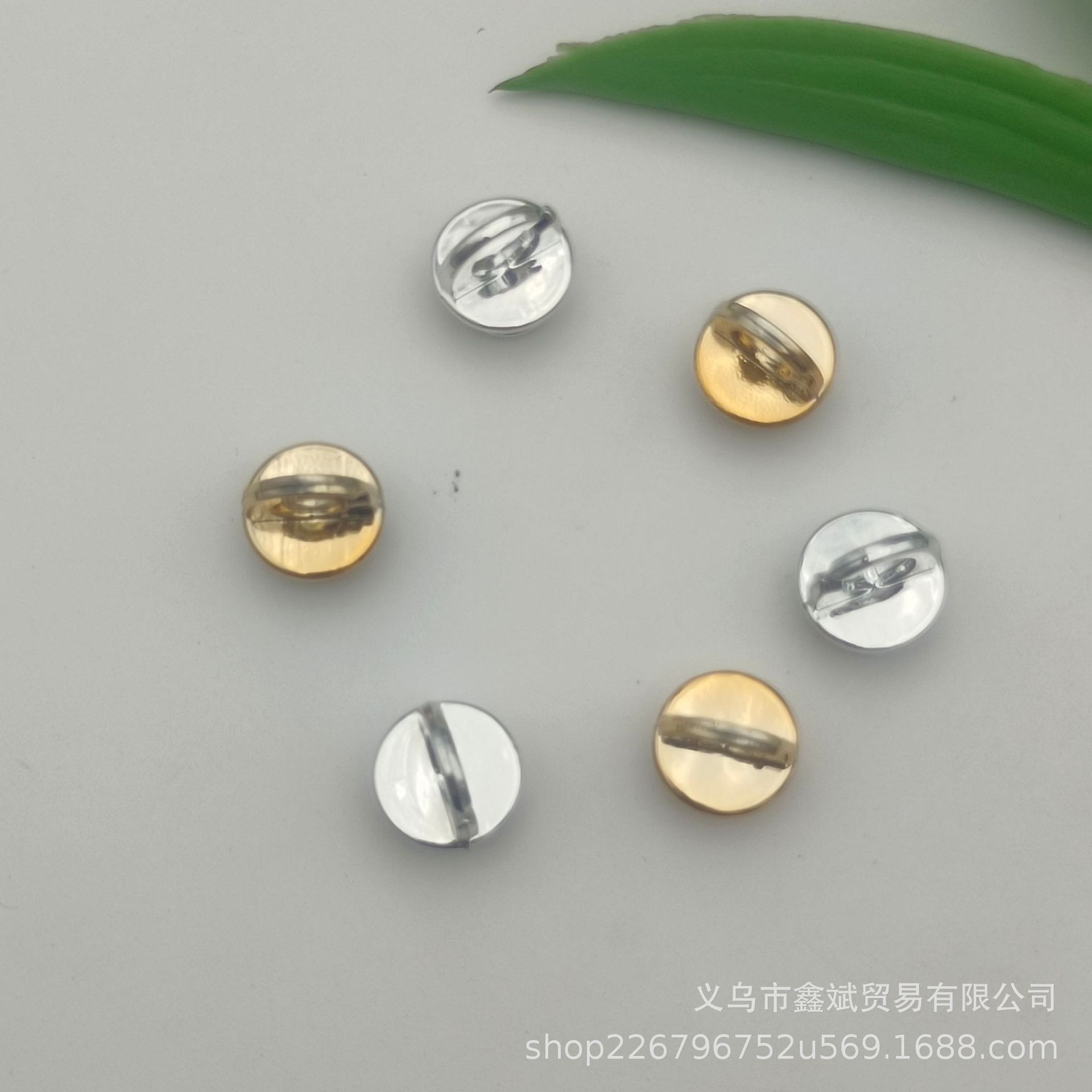 Creative hole shoes detachable buttons, strings, beaded accessories, chain connections, snap buttons, factory self-produced shoes and clothing accessories