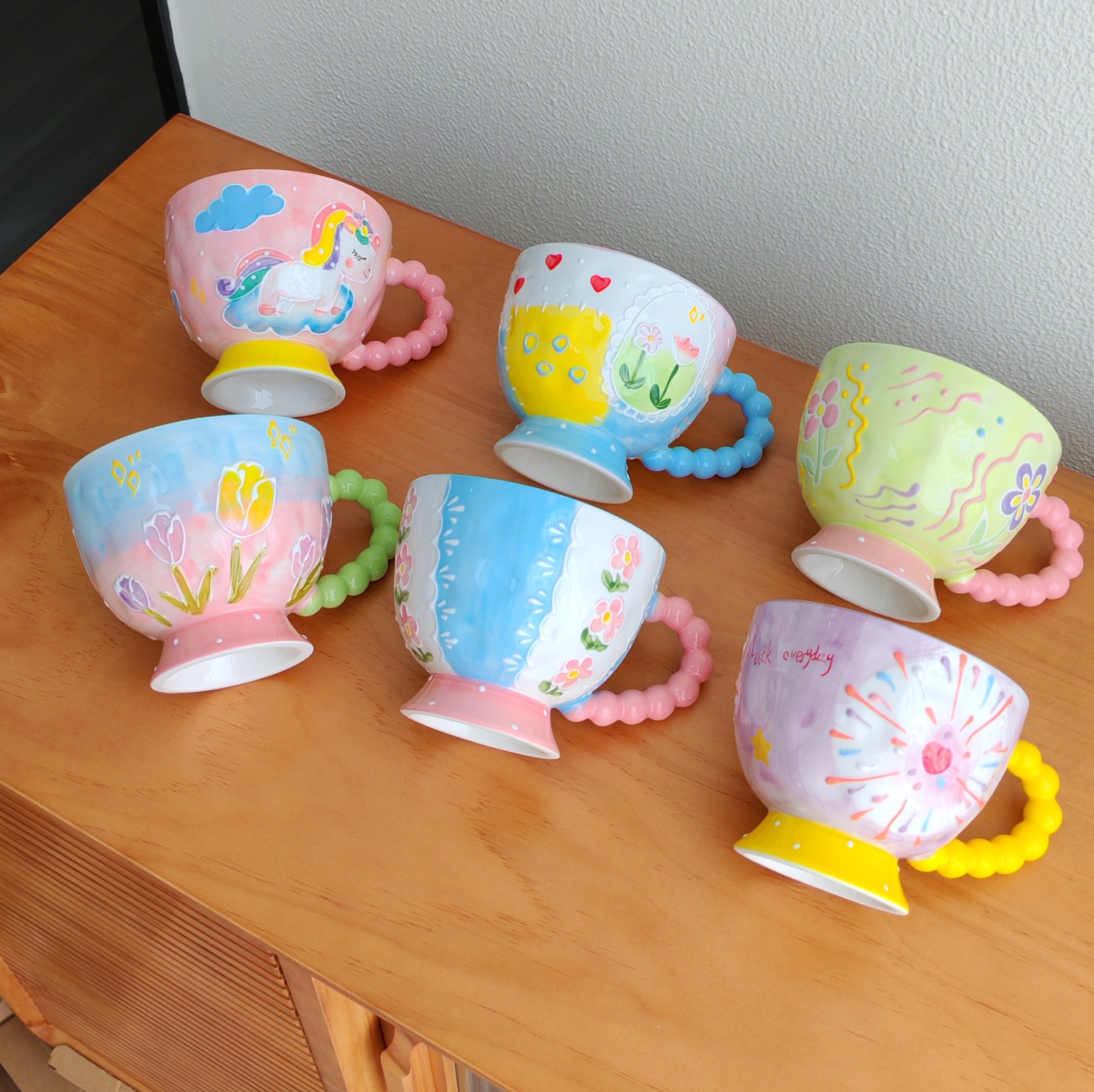 Hand-painted embossed ceramic mug flower large capacity water cup oatmeal cup breakfast cup hand-in-hand gift underglaze color cup