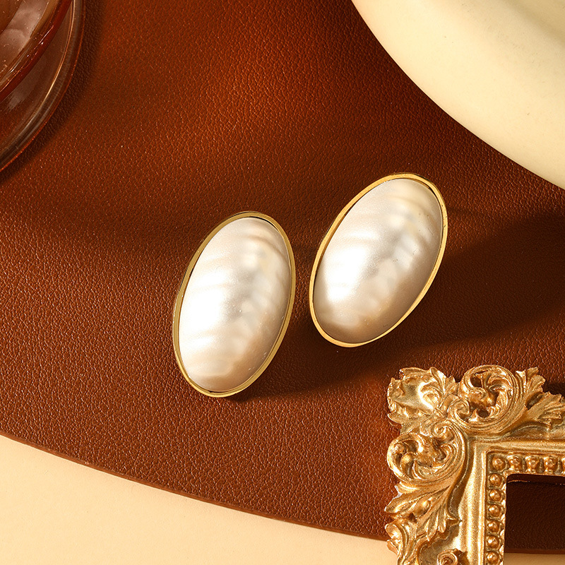 Picture of French Marka Oval Fritillaria Pendant Collarbone Necklace Ring Earrings Titanium Steel Plated 18k True Gold Light Luxury suit