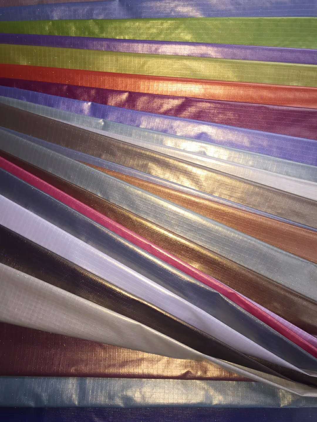 Temperature-sensitive color-changing light-absorbing luminescent metal wrinkle silver bronzing fabric composite processing fabric
