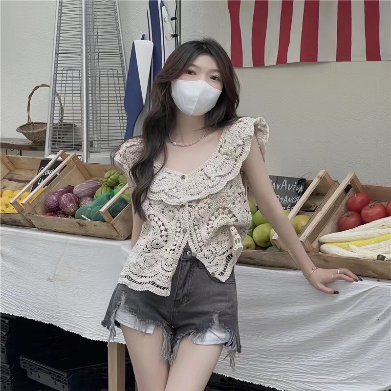 Women's sleeveless T-shirt 2024 New French chic small shirt hollow collarbone niche thin short lace top summer